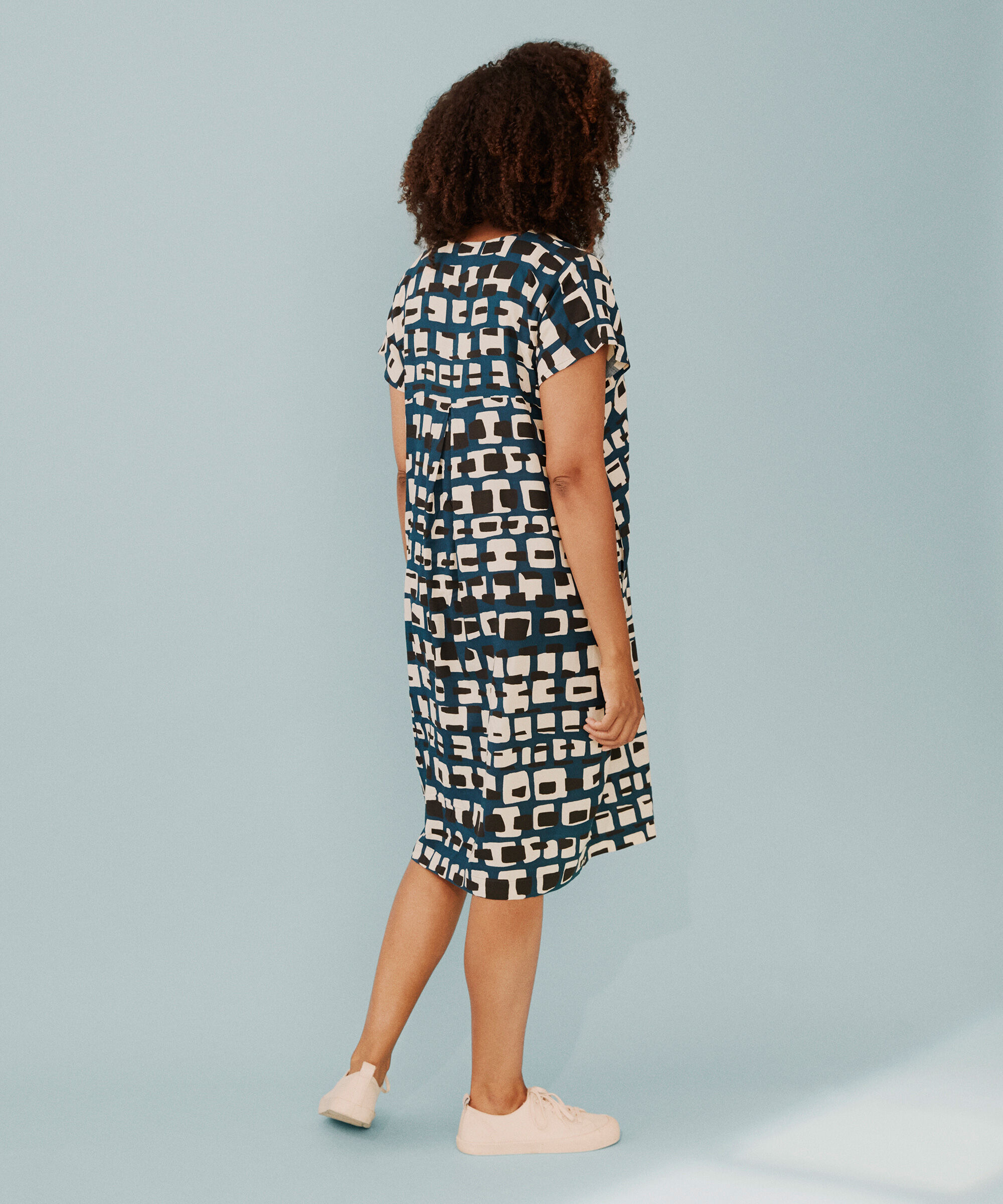 Kleid aus bedruckter Viskose mit V-Ausschnitt, Reflect Pond