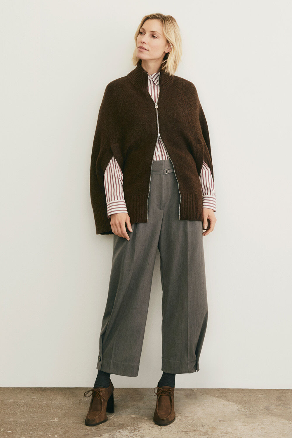 Gestreifte Oversize-Baumwolltunika - Fig, Strick-Poncho aus Wollmix mit Rei&szlig;verschluss - Slate Black, Verk&uuml;rzte Hose mit Bindeband und Knopfdetail - M. Grey mel.
