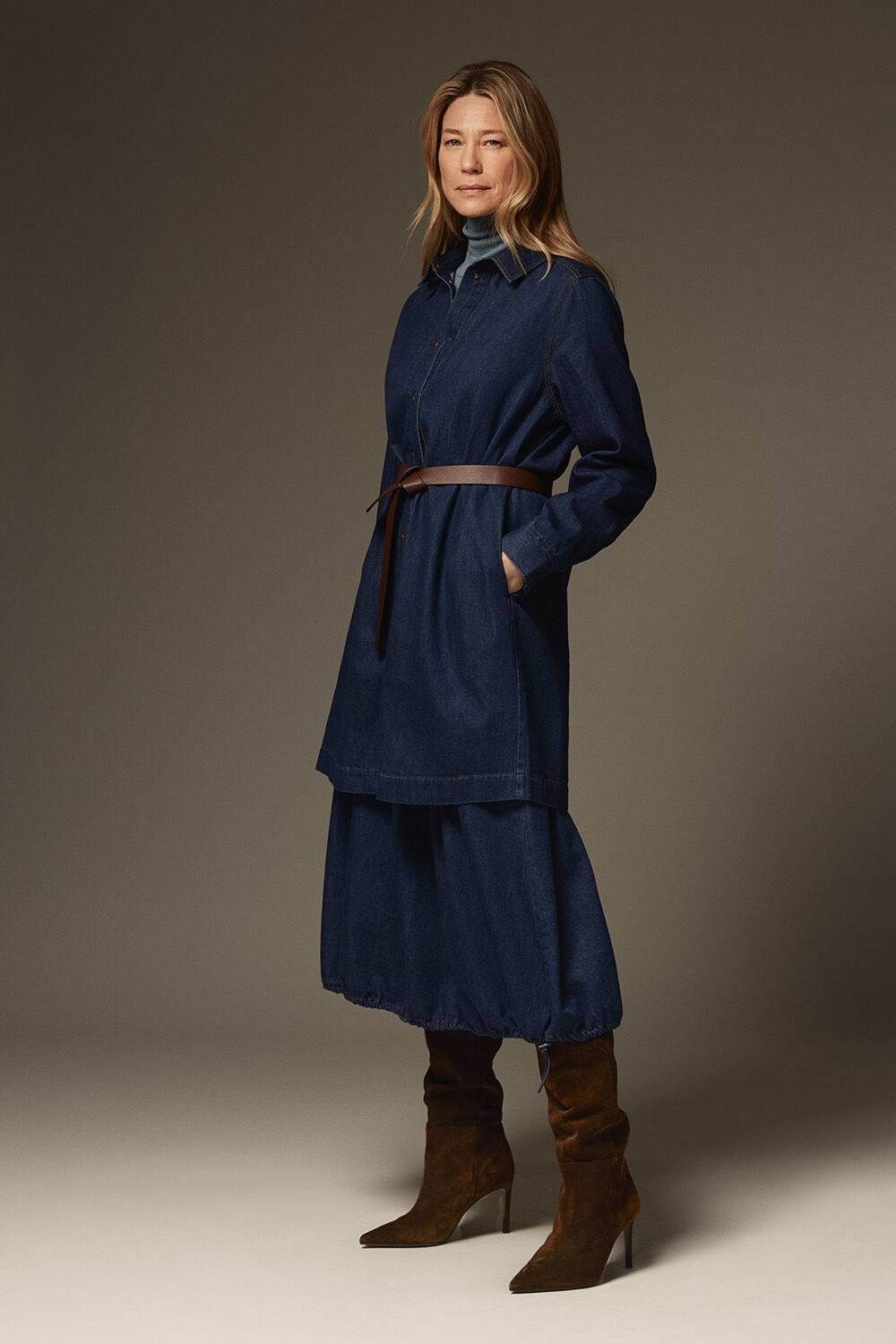 weiches Jeanshemd mit Eingrifftaschen - Dark Denim, Jeansrock mit elastischem Saum - Dark Denim, schmaler G&uuml;rtel mit einfachem Verschluss - Sh. Chocolate