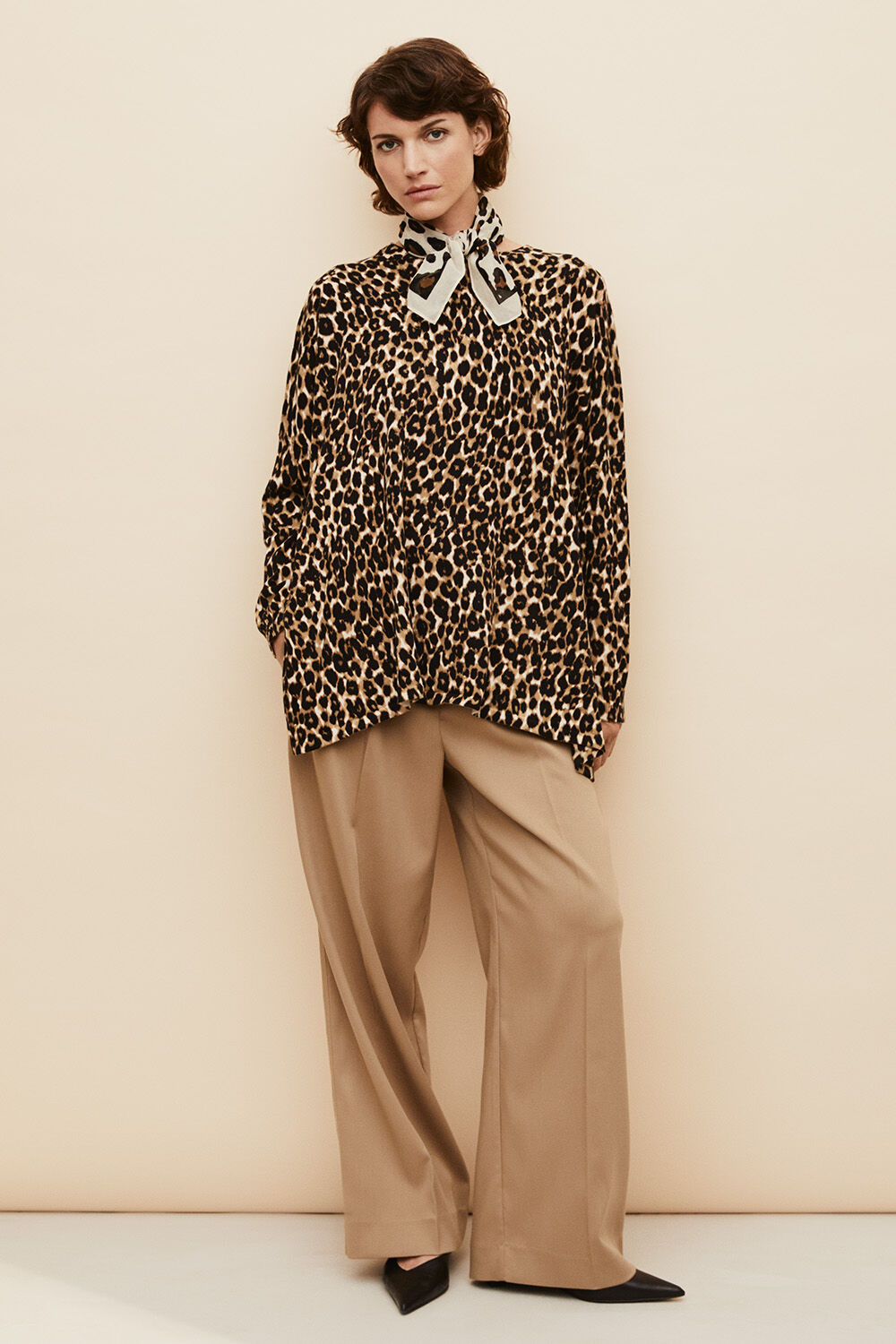 Baumwolltuch mit Leopardenmuster - Fog, Oversize-Pullover mit Leopardenmuster - Incense, hochgeschnittene Hose mit B&uuml;gelfalten - Petrified Oak