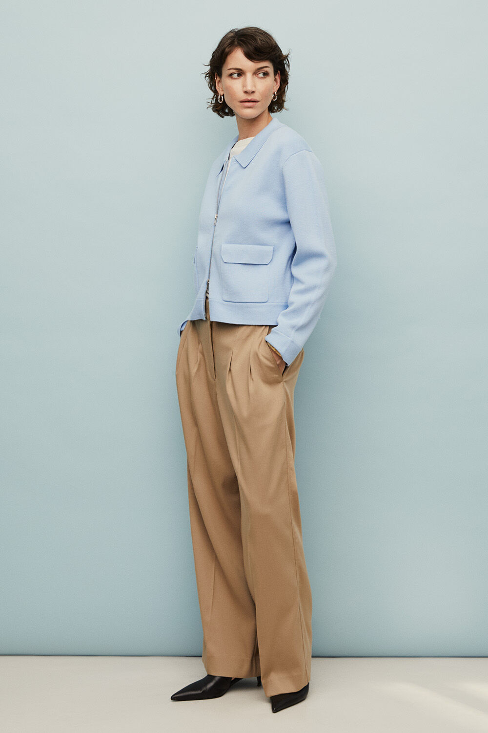 Strickjacke aus Baumwolle mit Rei&szlig;verschluss und Taschen - Placid Blue, Ohrringe mit geh&auml;mmertem Finish - Silver, hochgeschnittene Hose mit B&uuml;gelfalten - Petrified Oak