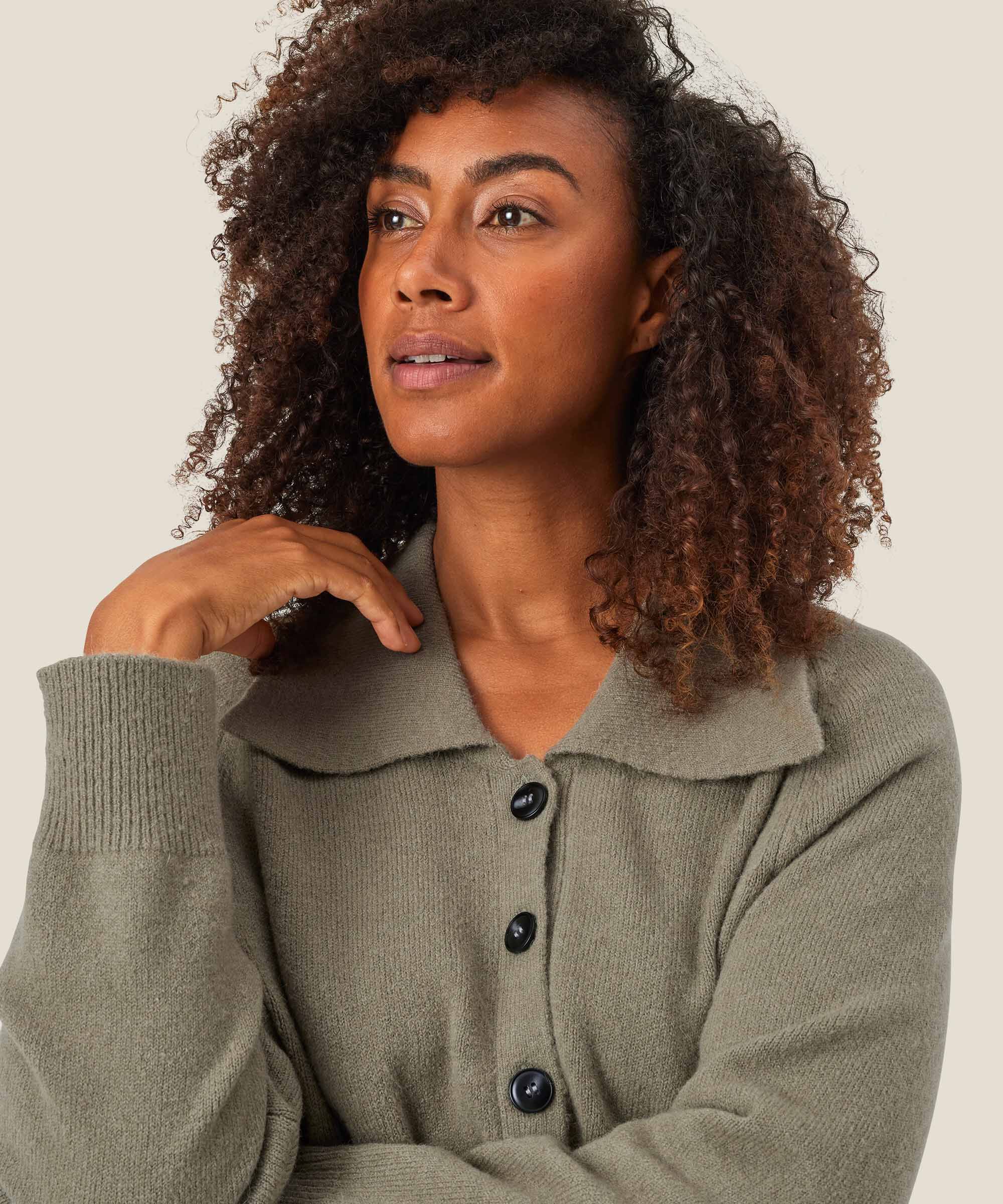 Strickpullover mit Kragen und Knöpfen, Vetiver