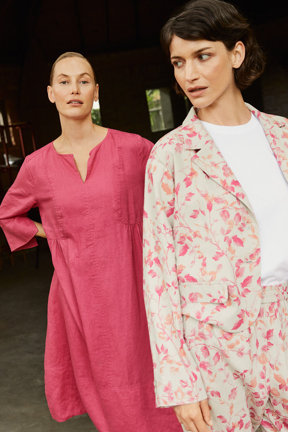 Leinenkleid mit Falten im R&uuml;cken und Schlitzen an den Seiten - Carmine, kurzer Blazer mit Blumenmuster - Carmine, T-Shirt mit Rundhals und 1/2 &Auml;rmeln - White, Gebl&uuml;mte Hose mit elastischem Bund - Carmine