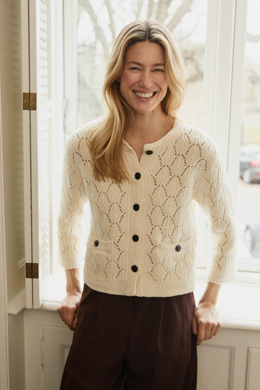 Baumwoll-Mix-Cardigan mit Lochmuster - Whitecap, Gewebte Hose Mit Stretch Und Knopfdetail Am Bein - Sh. Chocolate