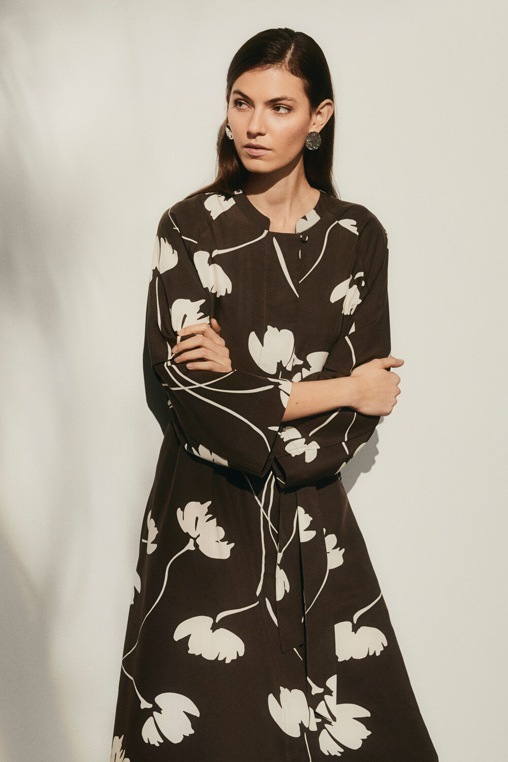 Ohrringe mit geh&auml;mmertem Finish - Silver, Gebl&uuml;mtes Hemdblusenkleid aus Lyocell-Leinen - Slate Black