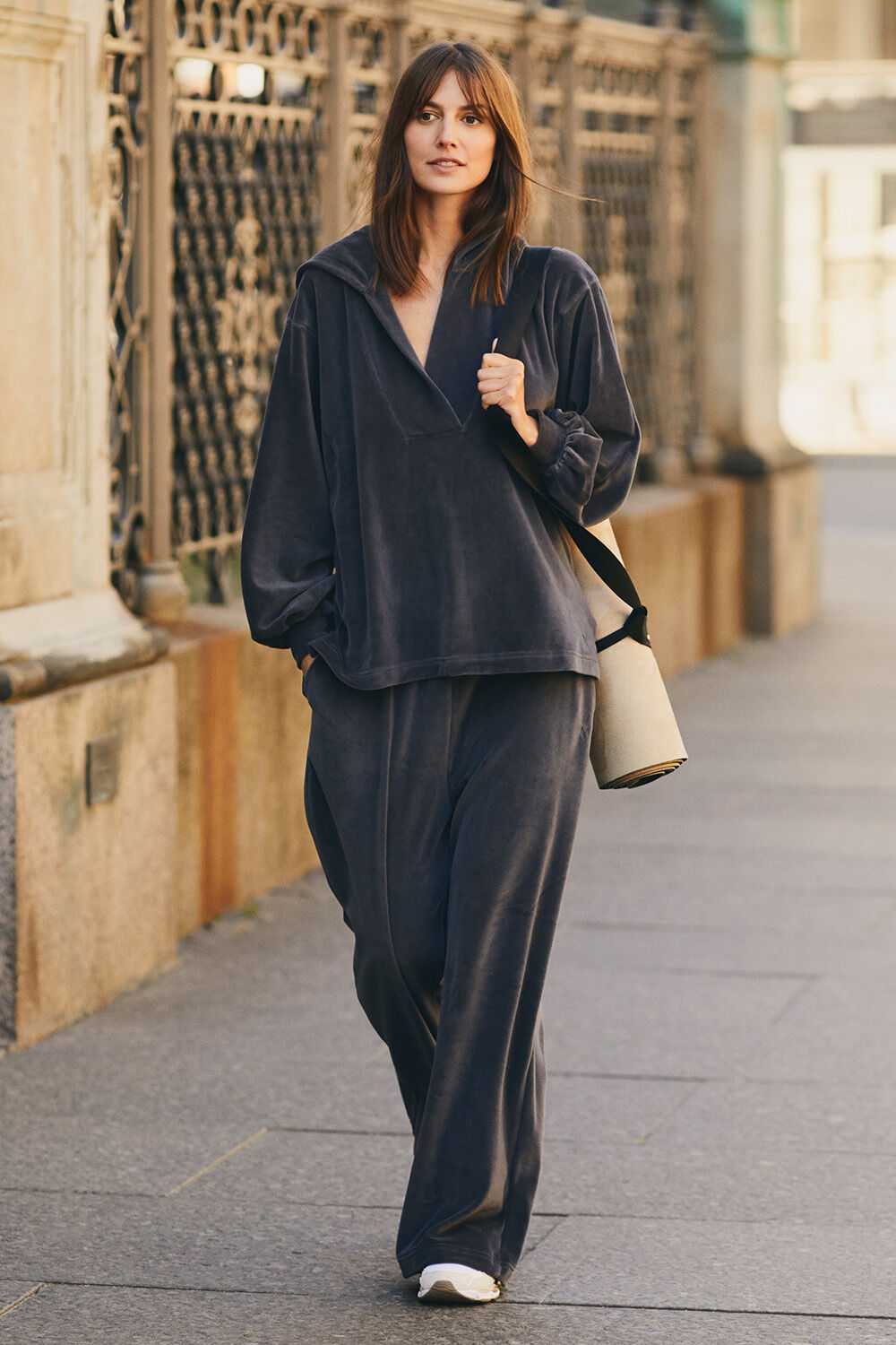 Jerseyvelours-Top mit Kapuze und V-Ausschnitt - Grey Pin, Baumwoll-Velourhose mit weitem Bein - Grey Pin