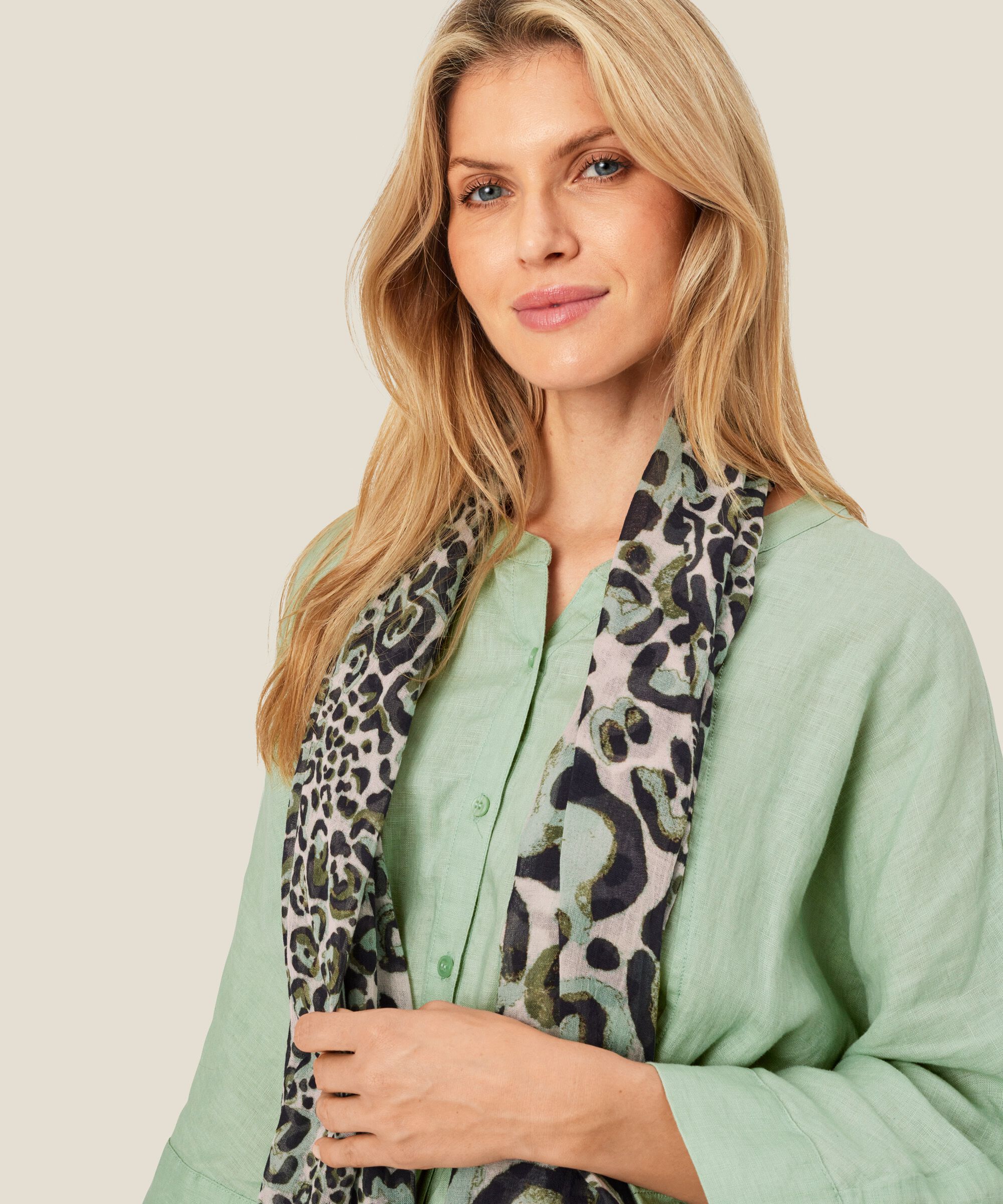 Schal mit Leopardenmuster , D. Lichen Green