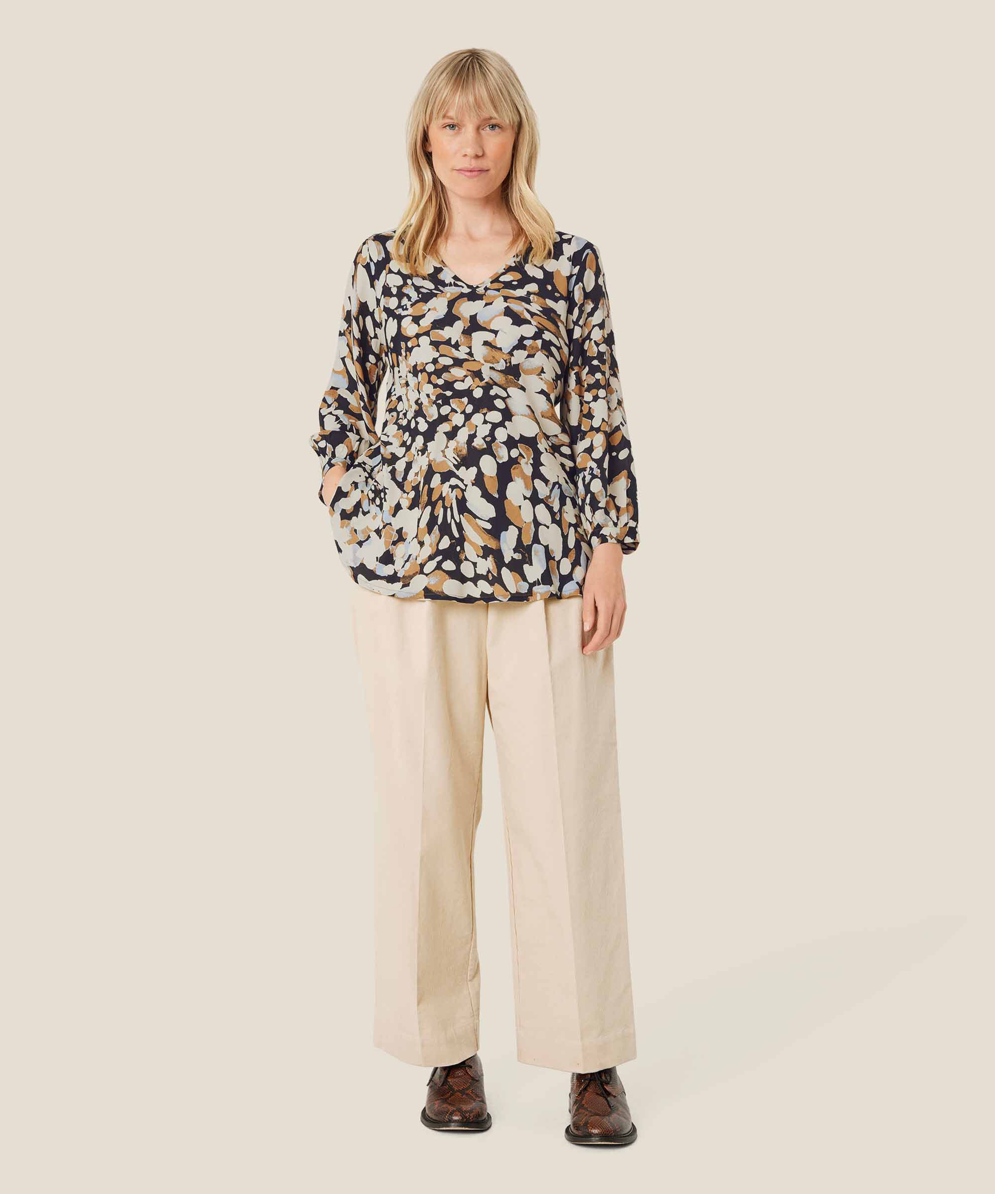 Bedruckte Viskosebluse mit V-Ausschnitt, Chipmunk