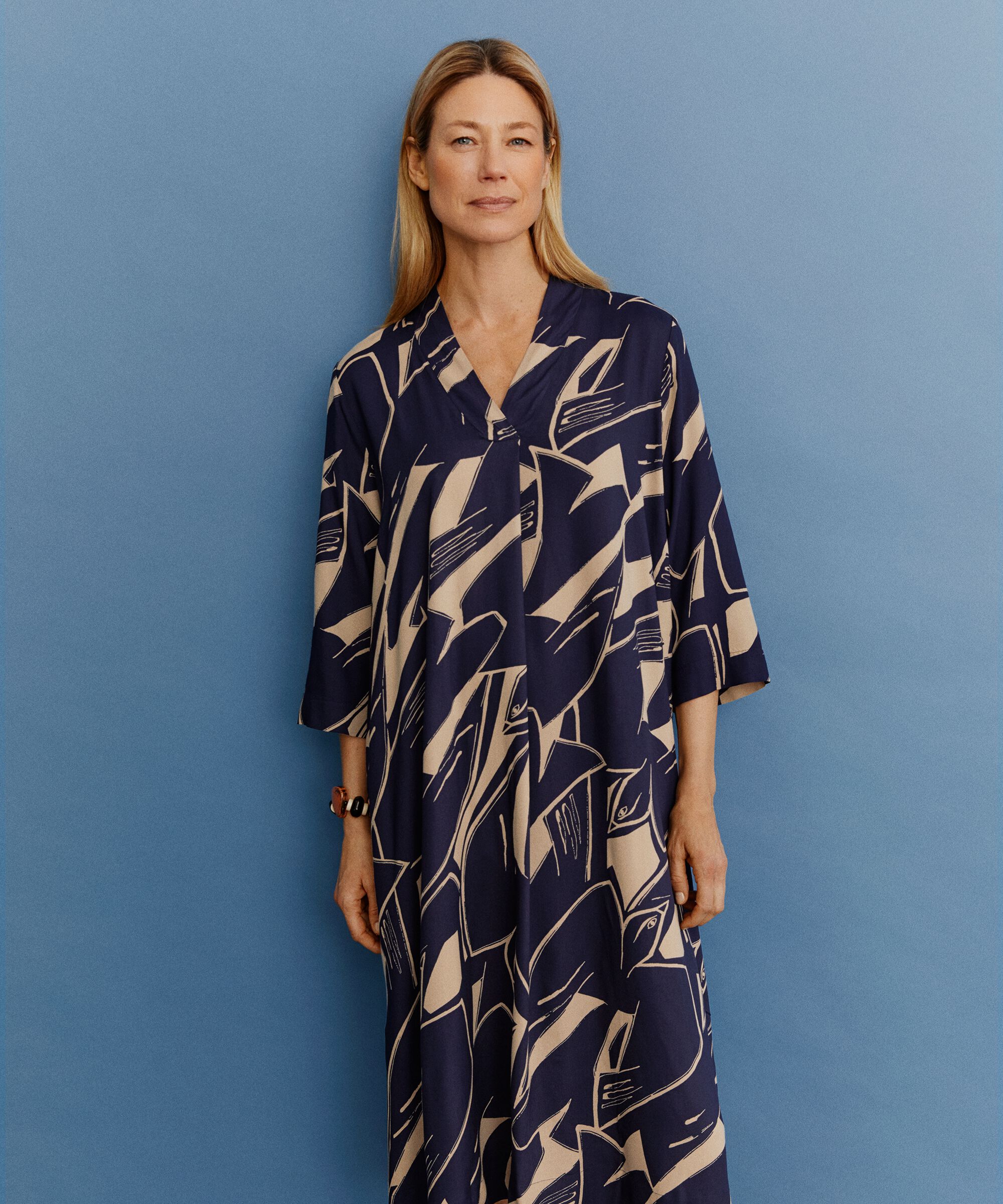 Viskosekleid mit V-Ausschnitt und 3/4-Ärmeln, Navy Blazer