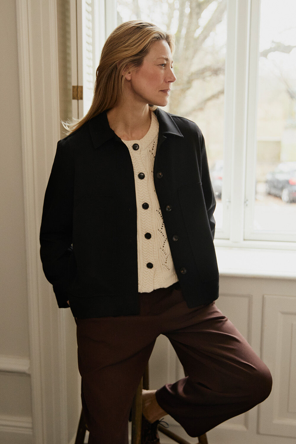 Jacke mit Falten auf der R&uuml;ckseite und dekorativen Taschen - Black, Baumwoll-Mix-Cardigan mit Lochmuster - Whitecap, Gewebte Hose Mit Stretch Und Knopfdetail Am Bein - Sh. Chocolate