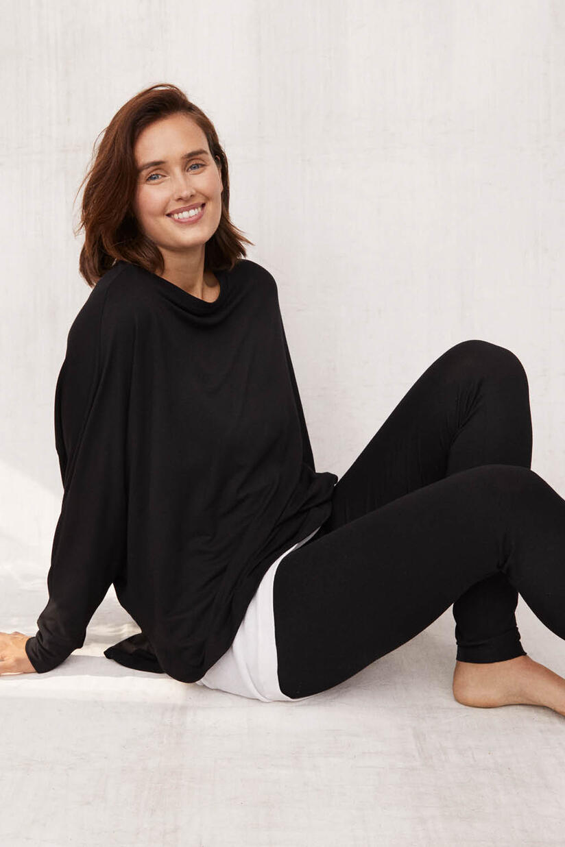 Weiches Jersey-Top mit Fledermausärmeln - Black, enganliegender Petticoat aus Jersey - White, Leggings in extra weicher Jersey-Qualität - Black