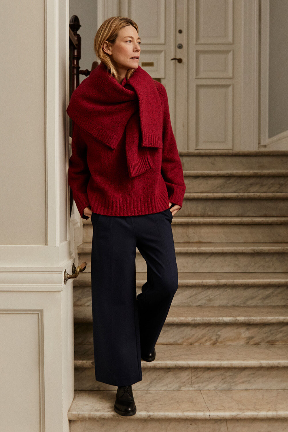 Rollkragenpullover aus Wollmischung mit gerippten Kanten - Red Dahlia, verk&uuml;rzte Hose aus schwerem Jersey - Navy Blazer