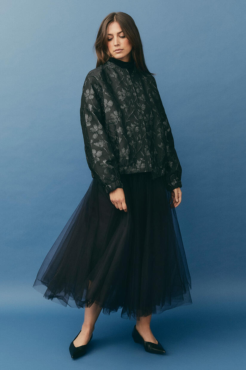 Jacke mit Reißverschluss und Blumenstickerei - Black, Rock aus weichem Tüll mit elastischem Bund - Black, Rollkragenbluse Aus Weichem Jersey - Black