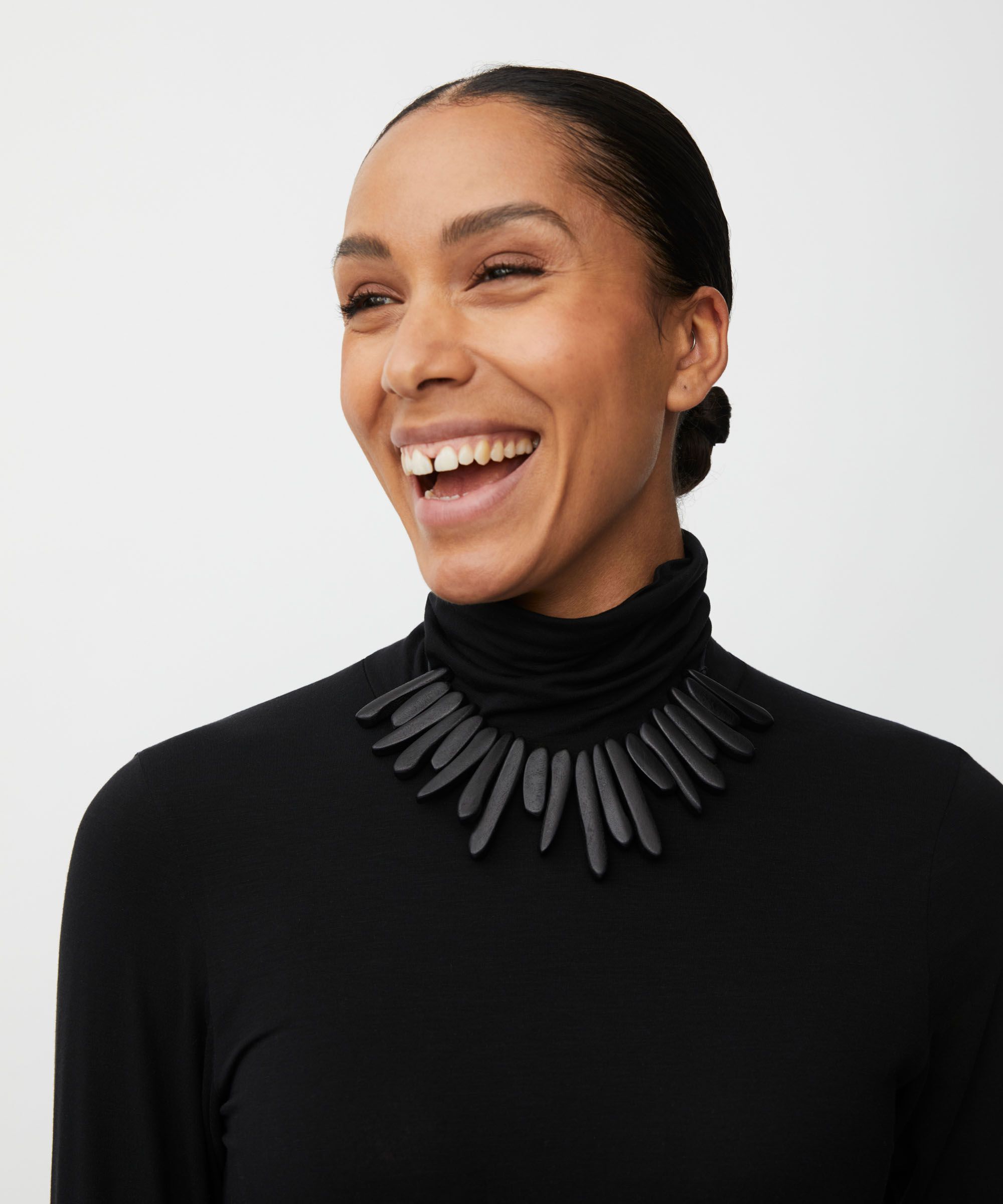 Halskette mit schwarzen Holzperlen, Black