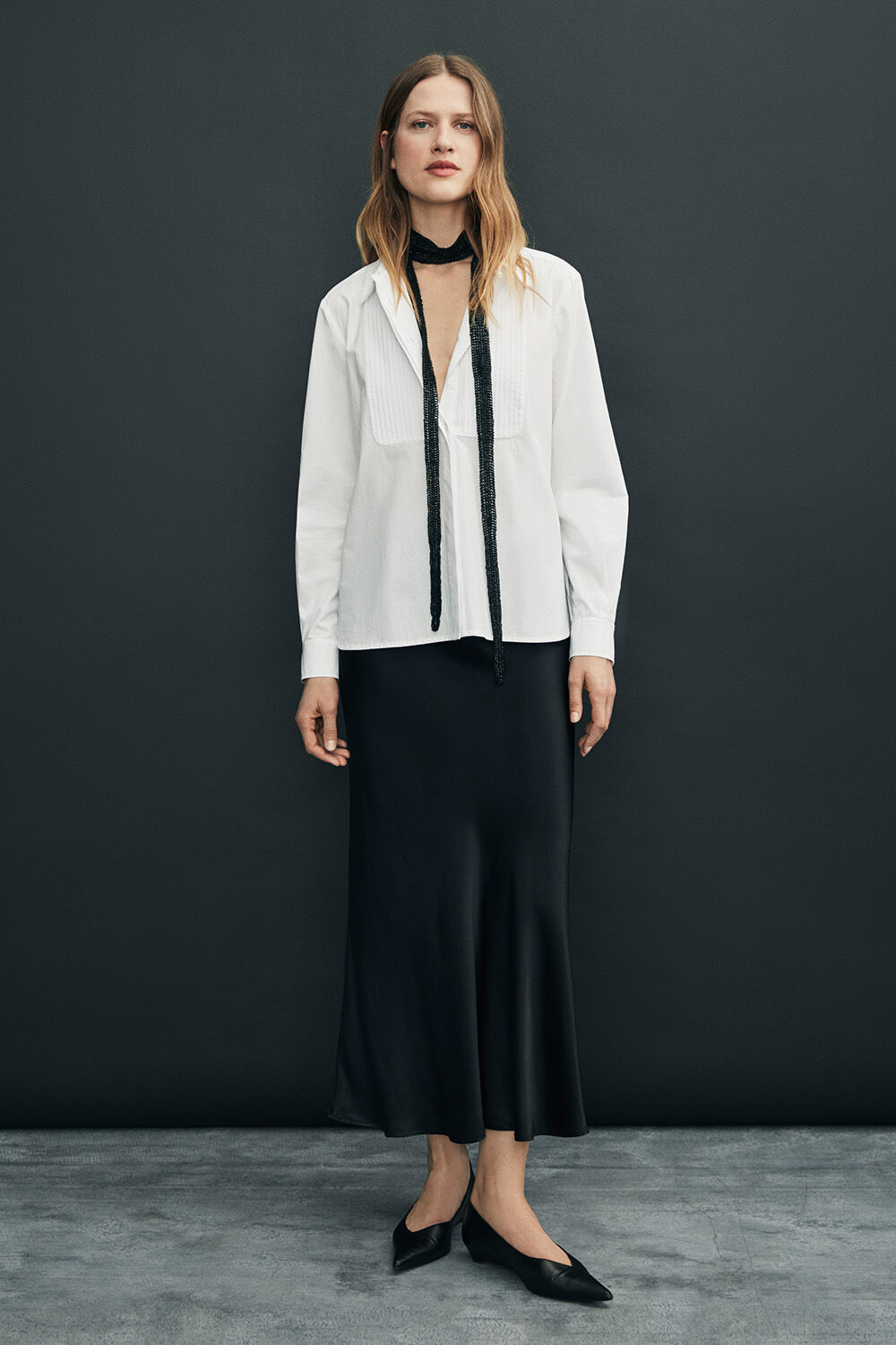 Rock aus Viskosesatin mit Gummizug - Black, Baumwollbluse mit Spitze und Perlenknopf - White, Schmales perlenbesticktes Tuch - Black
