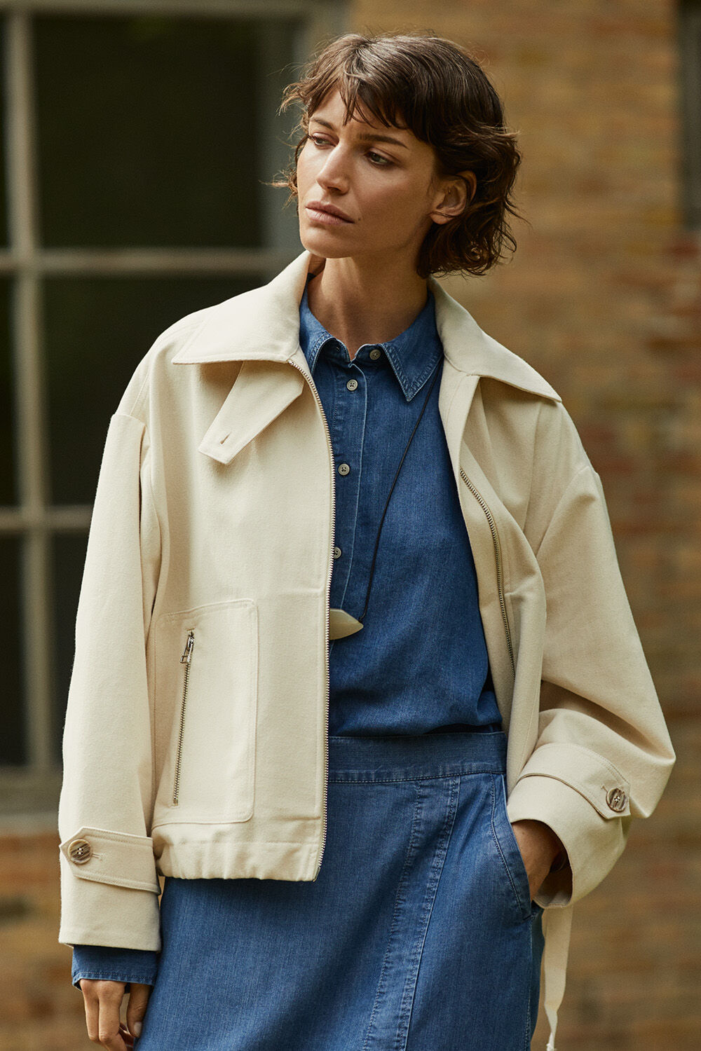 Jeansjacke im Biker-Stil - Oyster White, Leichtes Jeanshemd Aus Lyocell - Washed denim, Jeansrock mit elastischem Bund - Washed denim, Lederkordel mit skulpturalen Perlen - Tobacco Brown