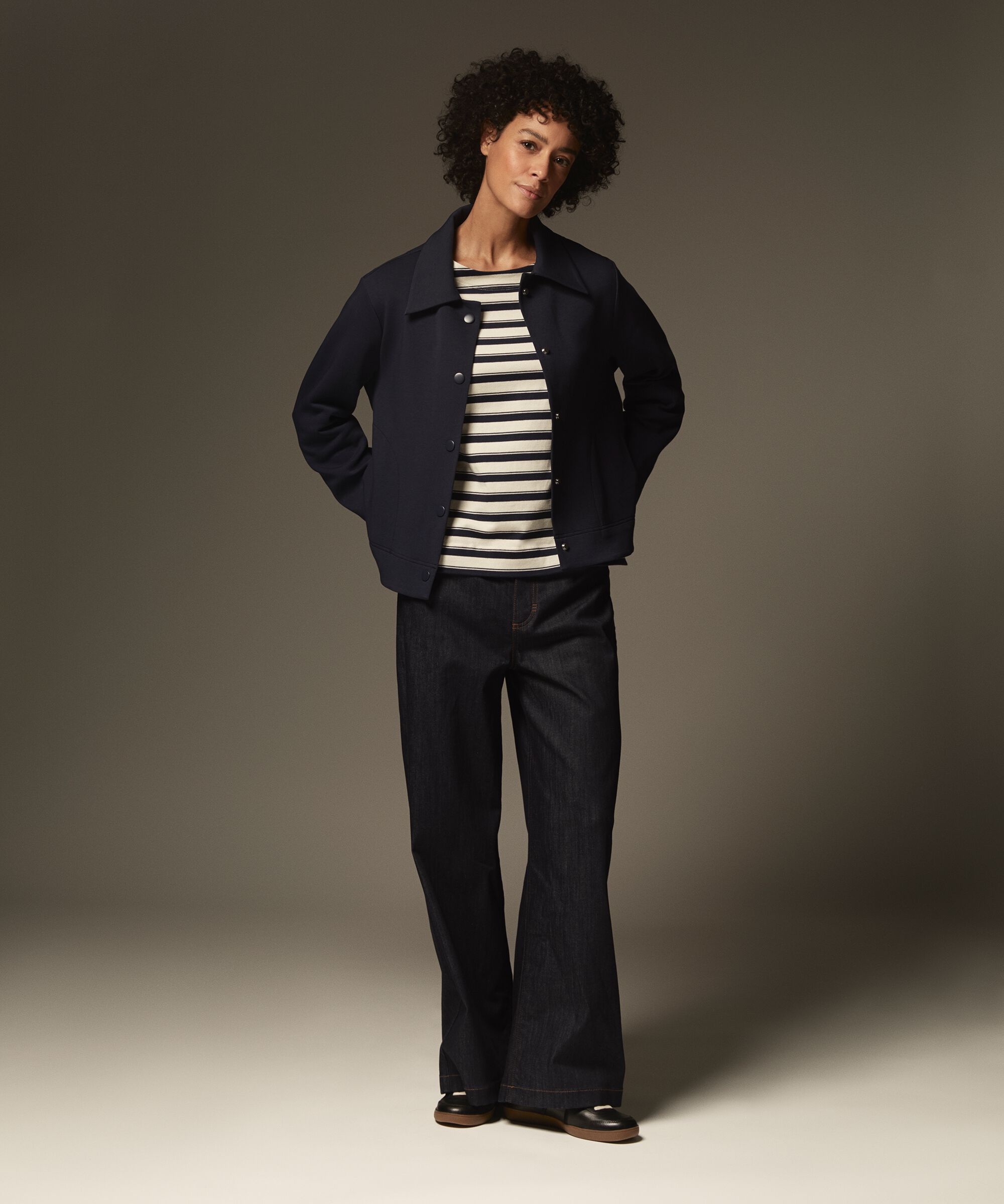 Jeans mit Stretch und Weite an den Beinen, Dark Denim