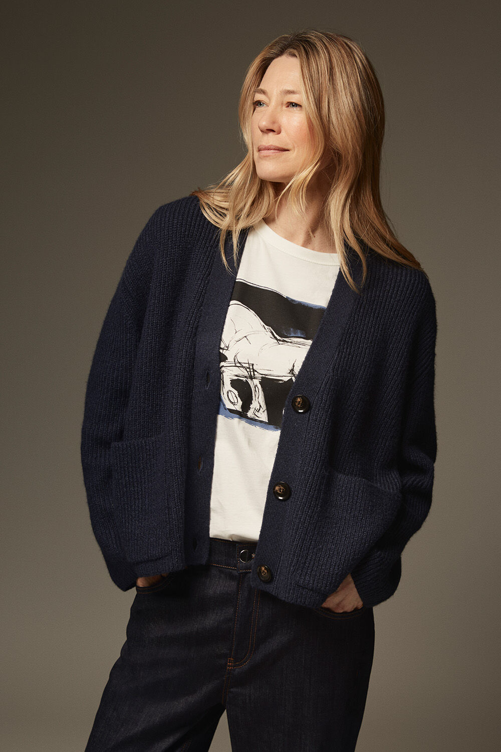 Strickjacke aus Baumwollmischung - Navy Blazer, Bedrucktes Baumwoll-t-shirt Mit Rundhals - Jet Stream, Jeans mit Stretch und Umschlag - Dark Denim