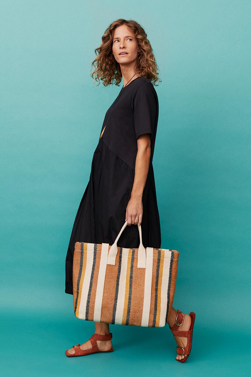 kurzärmliges Kleid aus Jersey und Baumwollpopeline - Black, verstellbare Halskette mit marmorierten Perlen - Inca Gold, gestreifter Baumwoll-Shopper mit Knopfverschluss - Cashew