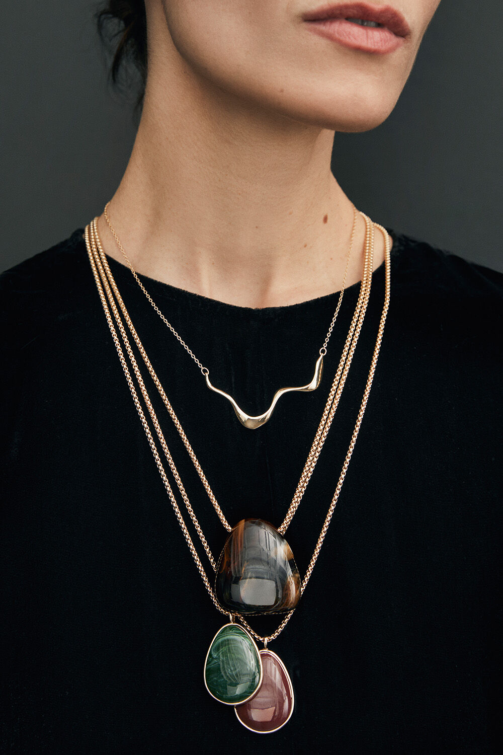 Halskette mit wellenf&ouml;rmigem Anh&auml;nger - Gold, Lange Halskette mit marmorierten Perlen - Chocolate Plum, Lange Halskette mit marmoriertem Anh&auml;nger - Ponderosa Pine, Lange Halskette mit marmoriertem Anh&auml;nger - Russet Brown