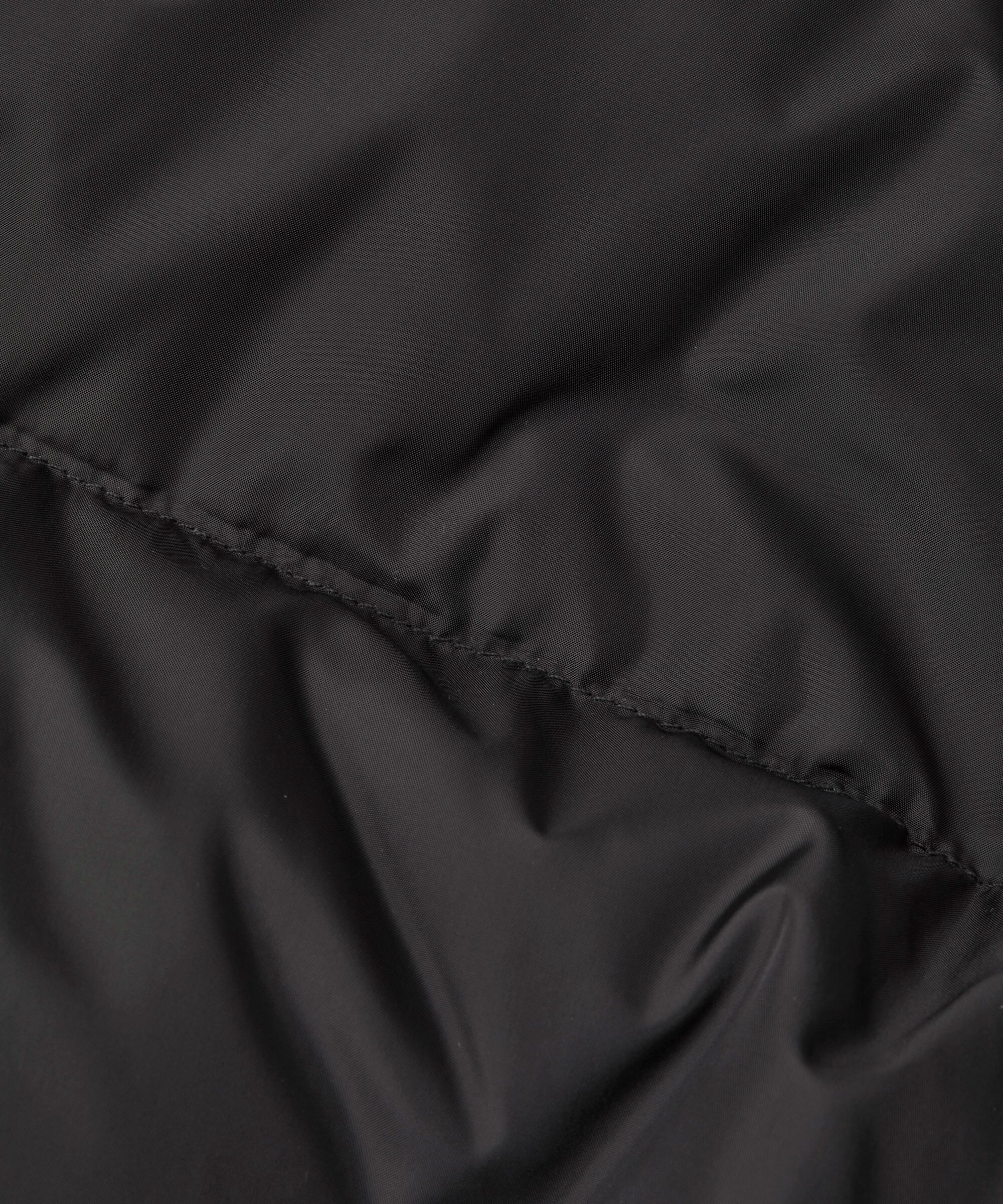 Kurze Daunenjacke mit Kapuze, Black