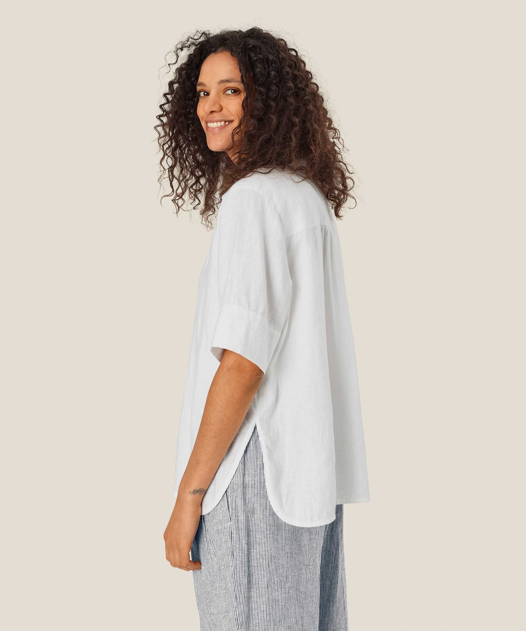 Leinenhemd mit kurzen Ärmeln und V-Ausschnitt, White