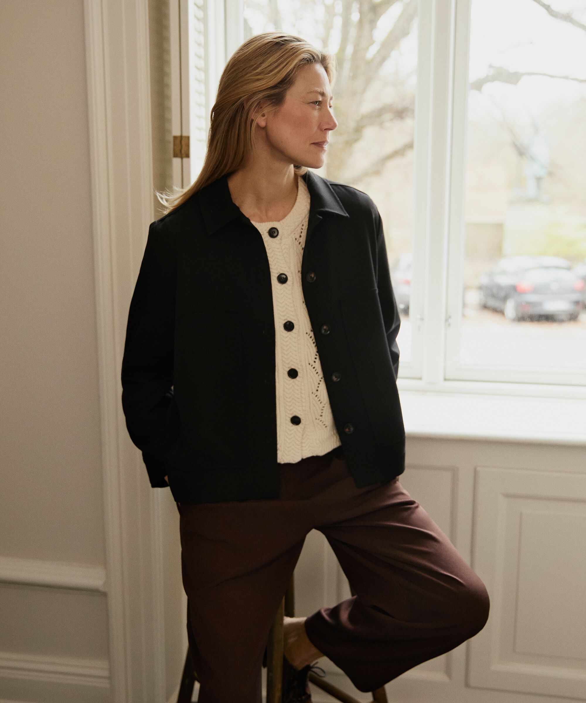Jacke mit Falten auf der Rückseite und dekorativen Taschen, Black