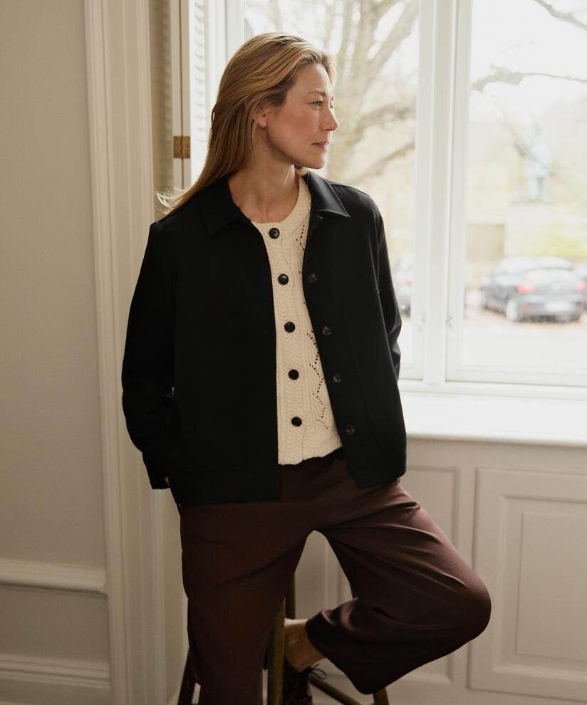 Jacke mit Falten auf der Rückseite und dekorativen Taschen, Black