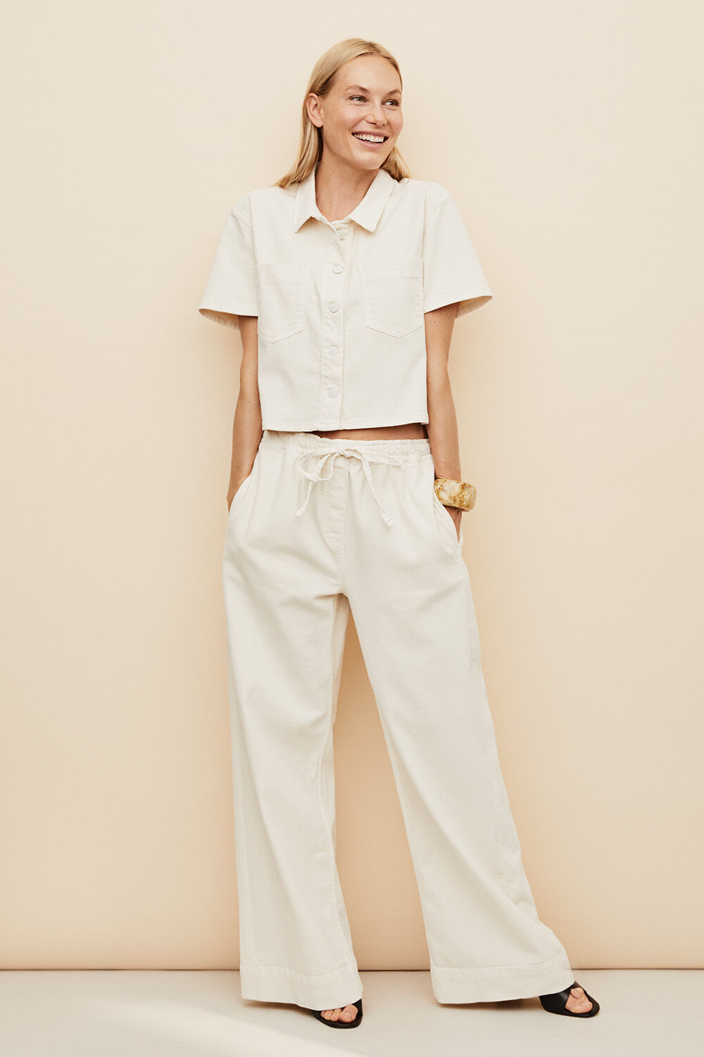 Kurzes Jeanshemd mit Ziertaschen - Jet Stream, Stretchjeans mit weitem Bein - Jet Stream, Armband mit Marmoreffekt - Whitecap