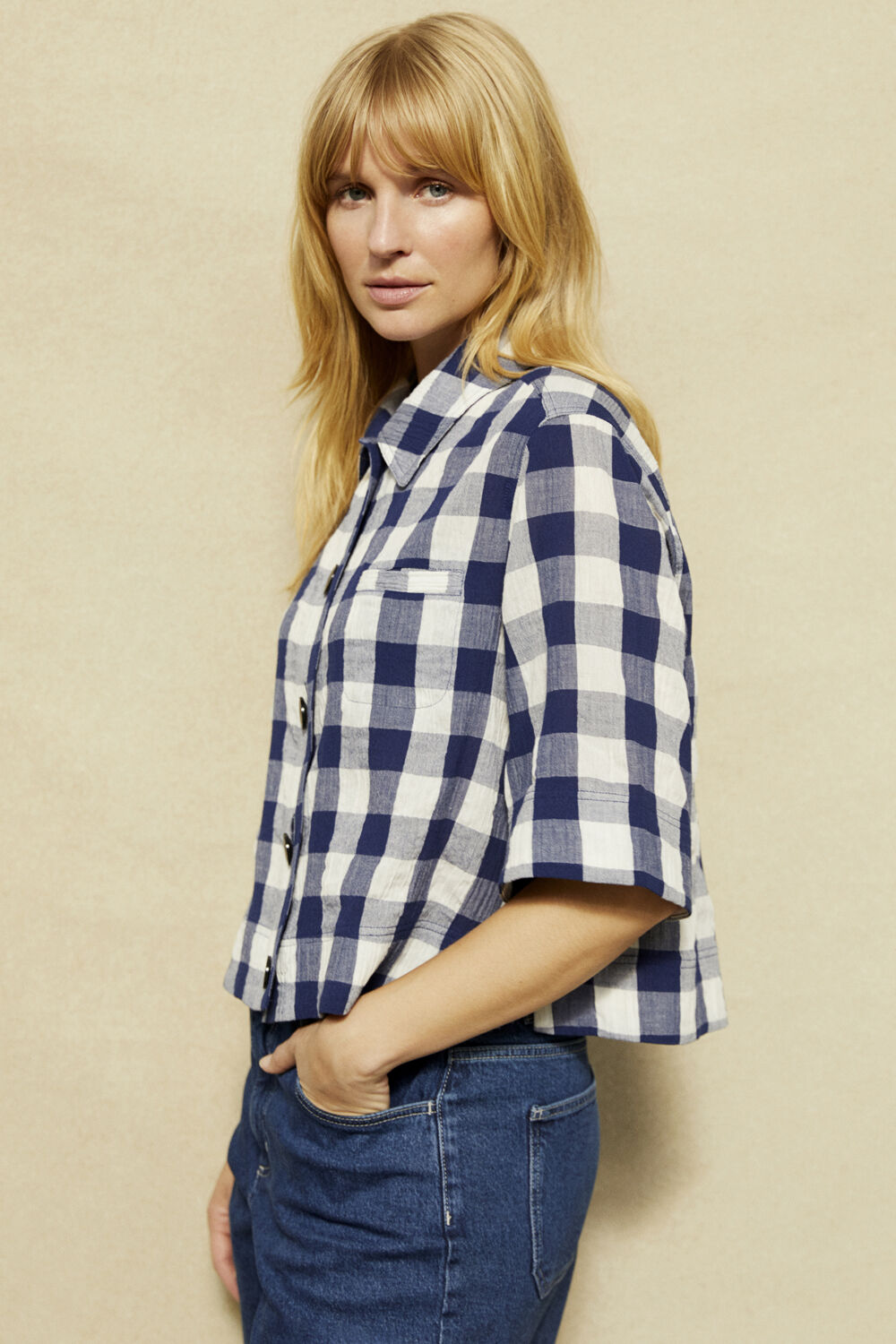 kurze karierte Baumwolljacke - Medieval Blue, Jeansshorts mit Ges&auml;&szlig;taschen - Blue Denim