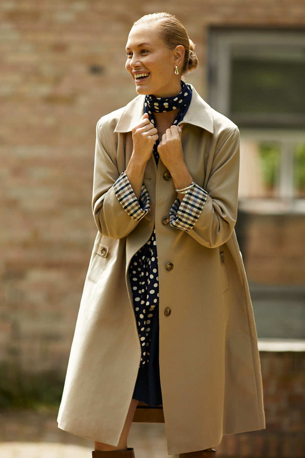 Jeanstunika mit Ziertasche - Dark Denim, Mantel mit geradem Schnitt und kariertem Futter - Petrified Oak, Tuch aus Viskose - Navy Blazer, Ohrringe mit geh&auml;mmertem Finish - Silver, Armband mit geh&auml;mmertem Finish - Silver