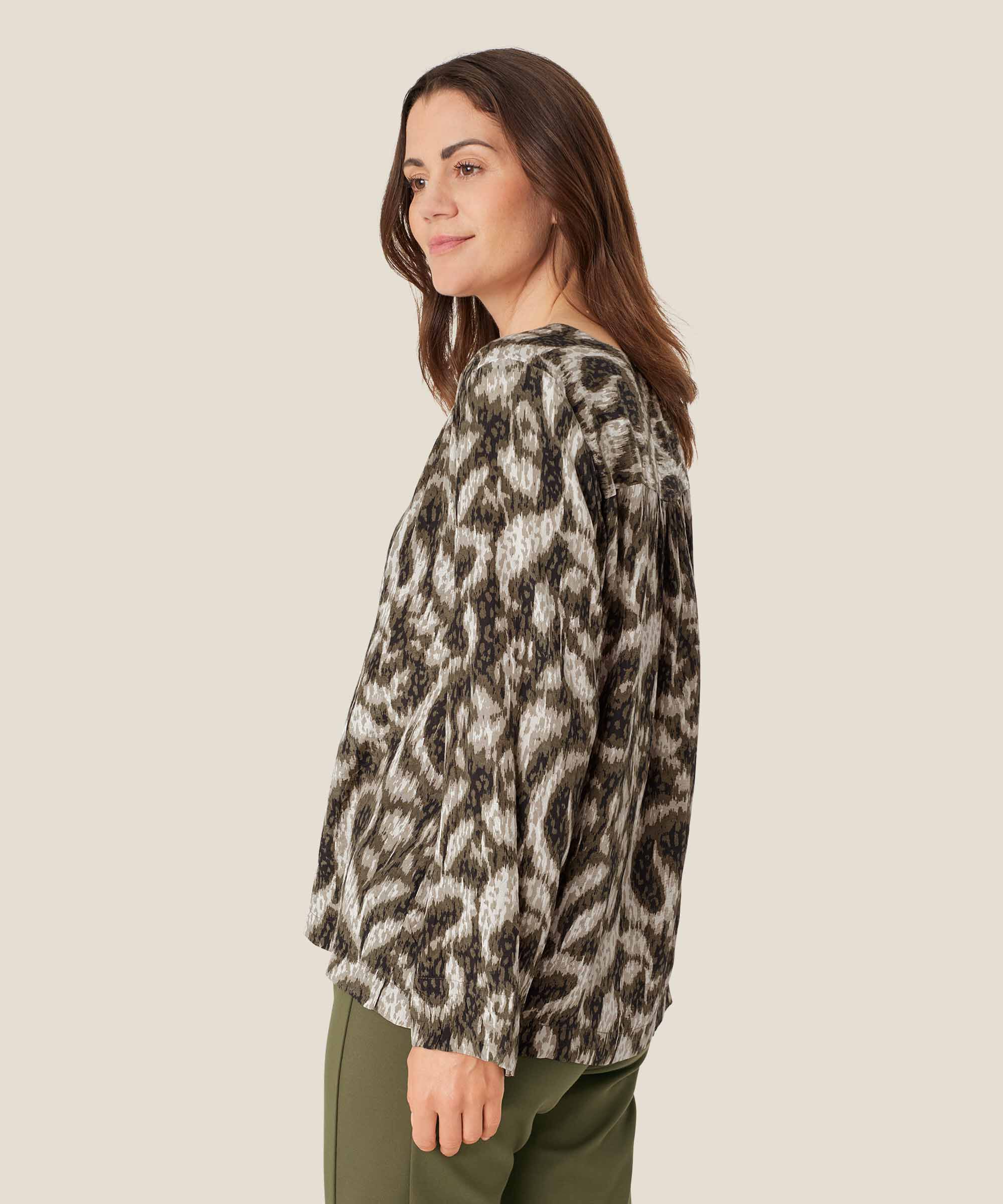 Viskosebluse mit gesmoktem Detail, Sea Turtle