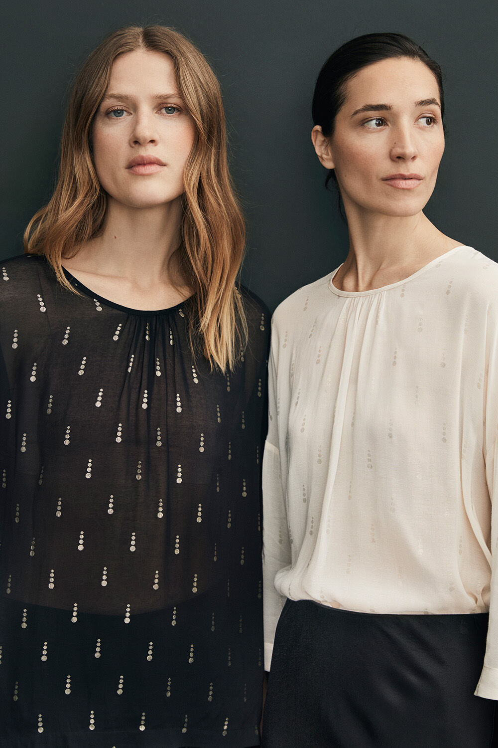 Bedruckte Oversize-Viskosebluse mit 3/4-&Auml;rmeln - Black, Satinhose mit weitem Bein und Gummizug hinten - Black, Bedruckte Oversize-Viskosebluse mit 3/4-&Auml;rmeln - Whitecap, Rock aus Viskosesatin mit Gummizug - Black