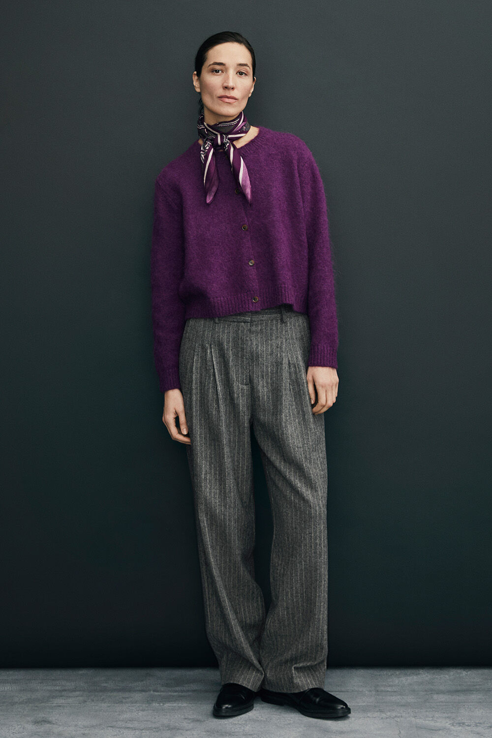 Kurzer Cardigan aus Wolle und Mohair mit Kn&ouml;pfen - Gloxinia, Quadratisches Tuch mit Paisley-Muster - Gloxinia, Wollhose mit Glimmerstreifen und Kn&ouml;pfen - D. Grey mel.