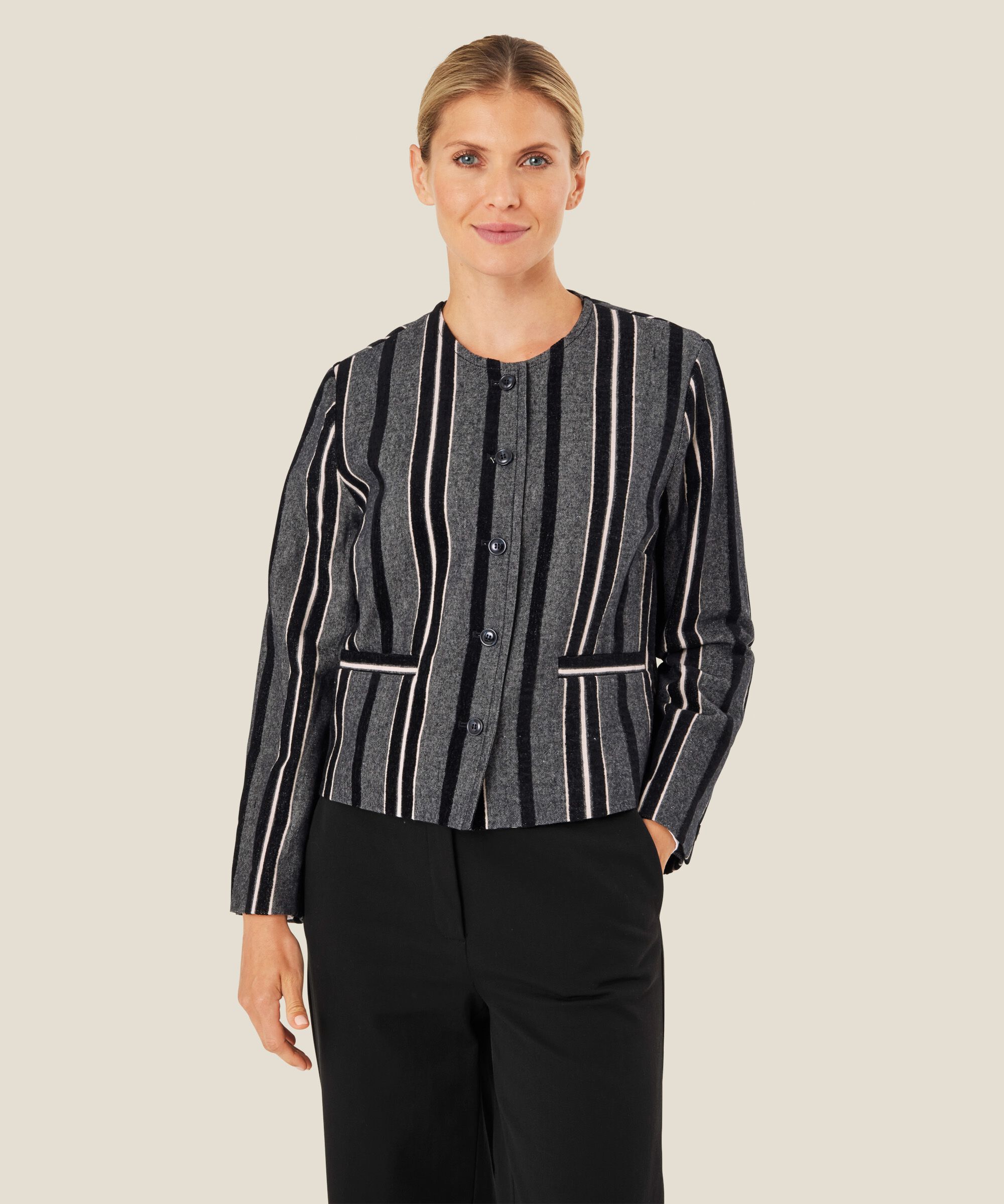 kurze gestreifte Jacke mit Futter, Black