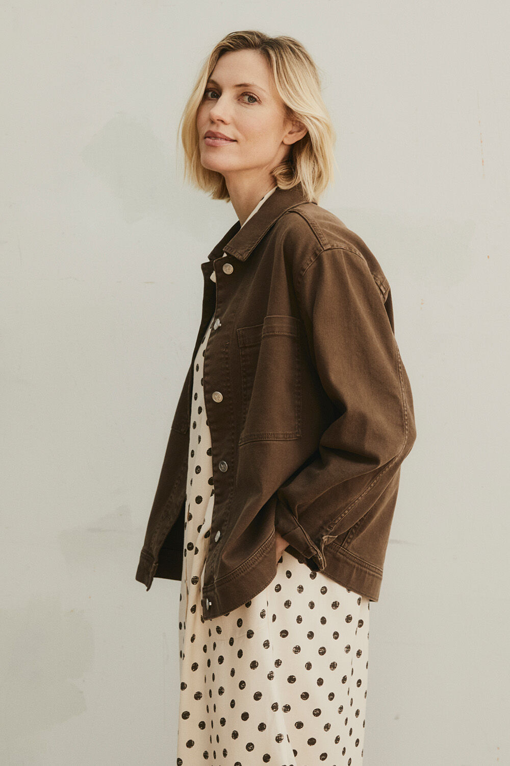 Jeansjacke im Workwear-Stil mit Brusttaschen - Slate Black, Gepunktetes Viskose-Hemdblusenkleid mit Taschen - Fog