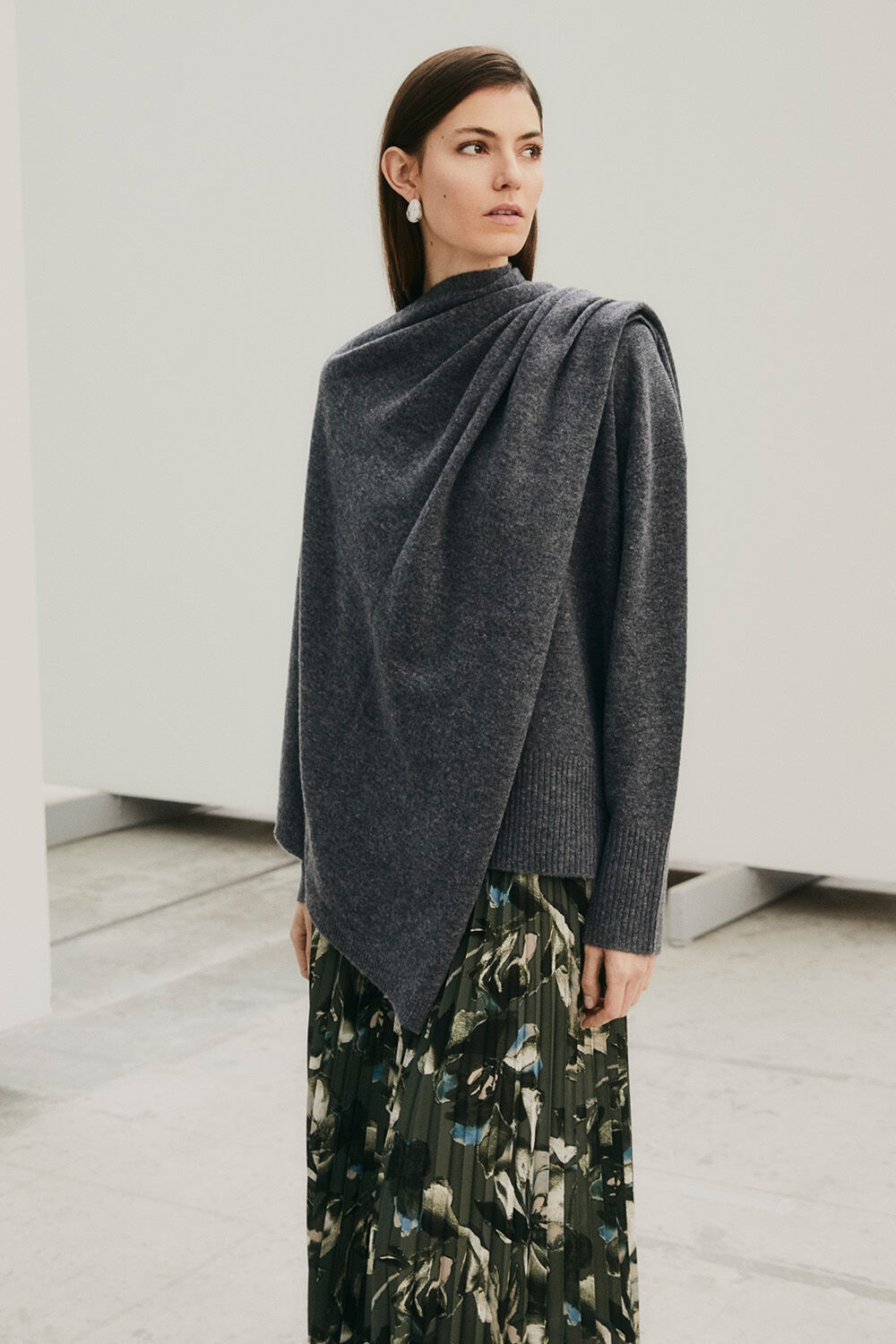 Oversize-Strickponcho aus Wolle - D. Grey mel., Ohrringe mit geh&auml;mmertem Finish - Silver, Weicher Wollpullover mit Rundhals - D. Grey mel., Langer Plissee-Rock mit Blumenmuster - Beetle
