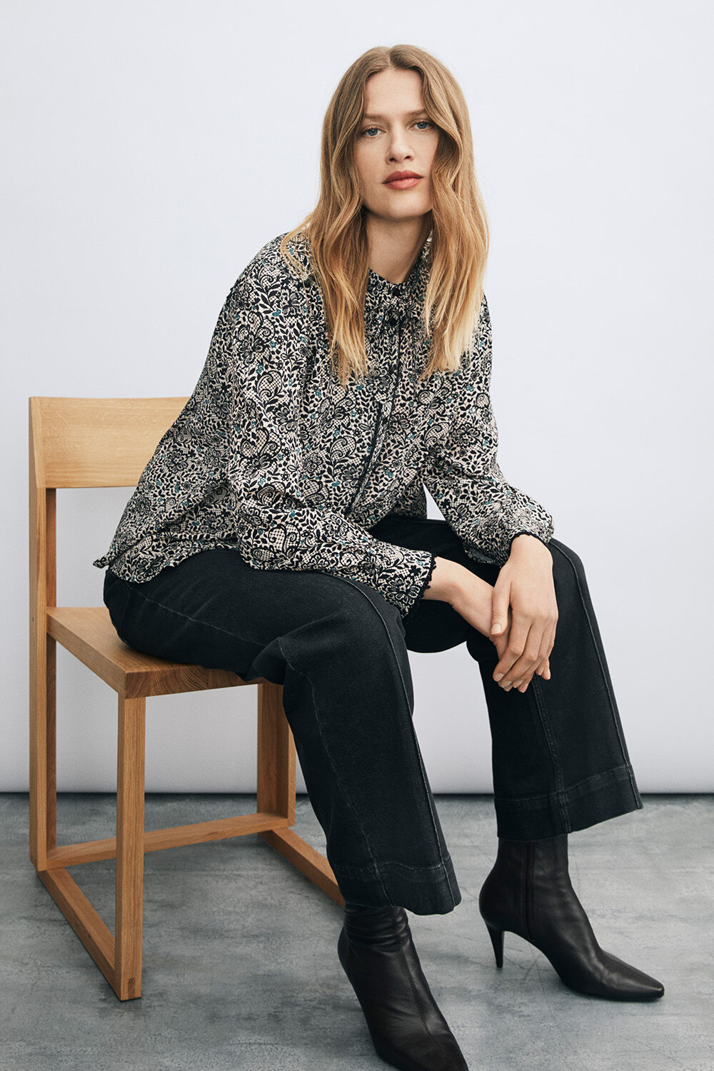 Gebl&uuml;mte Viskosebluse mit Bindeband am Hals - Ponderosa Pine, Weit geschnittene Denim-Jeans mit B&uuml;gelfalten - Black