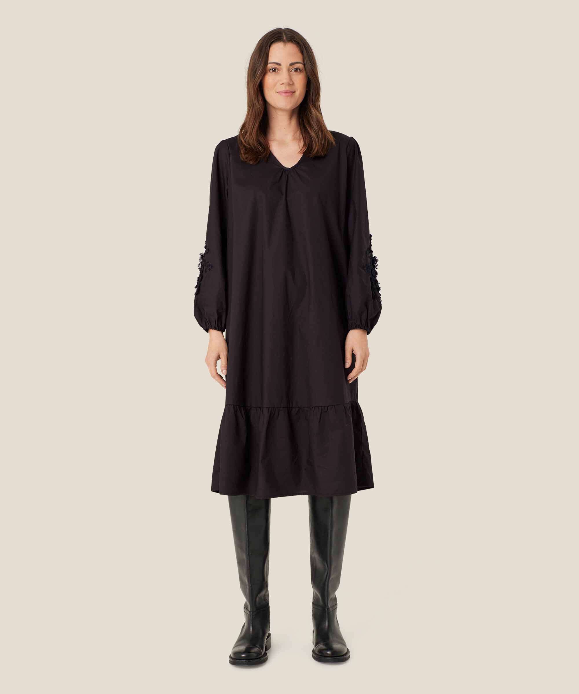 Kleid mit V-Ausschnitt und floralen Details, Black