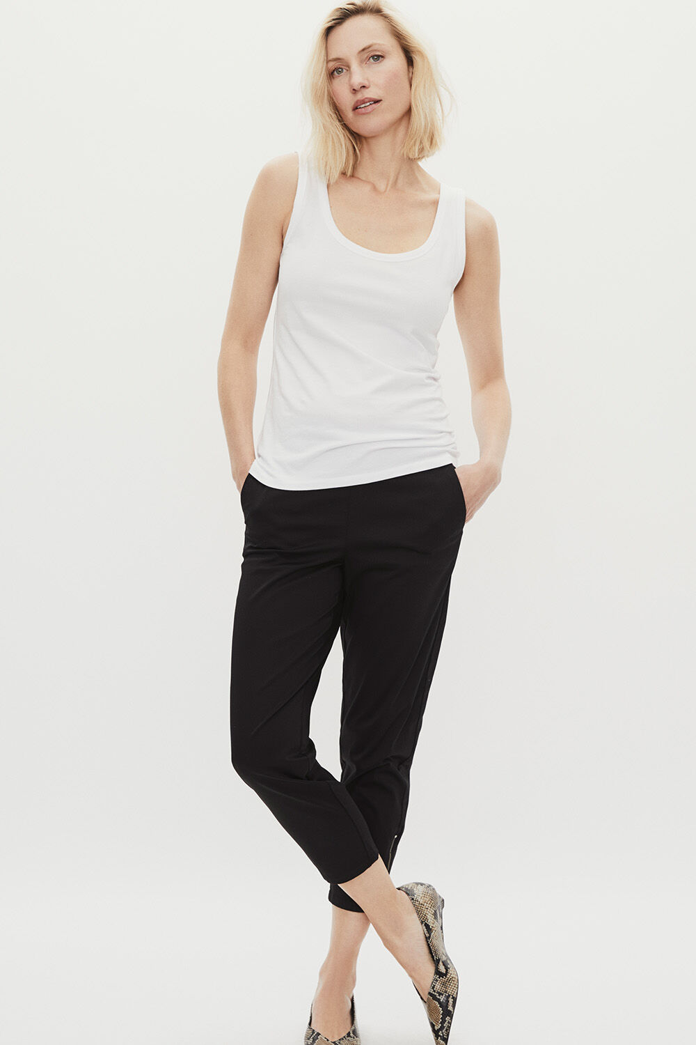 tailliertes Tanktop aus Stretch-Jersey - White, Kn&ouml;chellange Hose Aus Baumwollstretch - Black