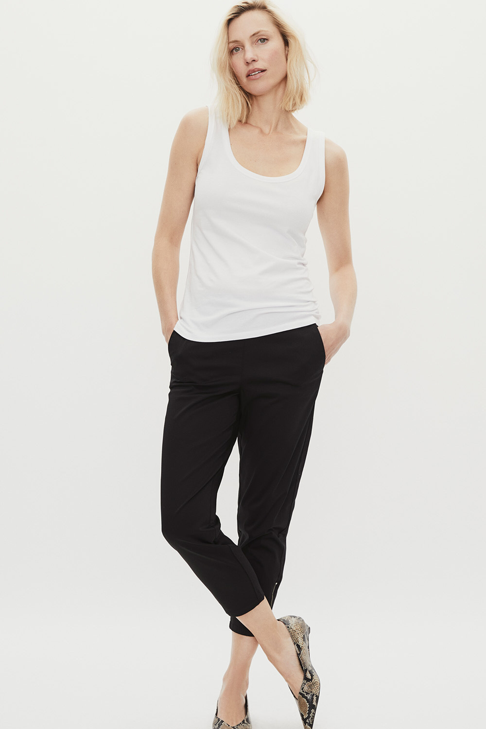 tailliertes Tanktop aus Stretch-Jersey - White, Knöchellange Hose Aus Baumwollstretch - Black
