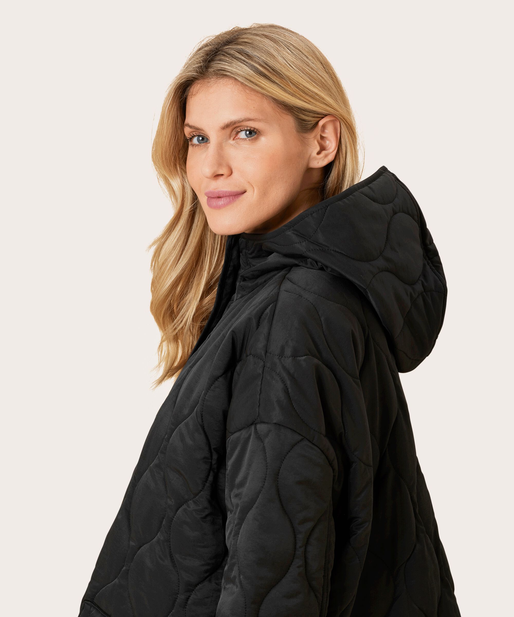 Steppmantel mit Kapuze, Black