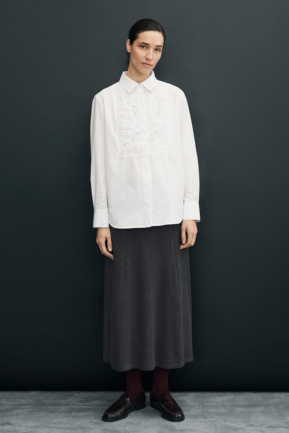 Baumwollbluse mit Spitze und Perlenknopf - White, Strickrock aus Viskose mit elastischem Bund - D. Grey mel.