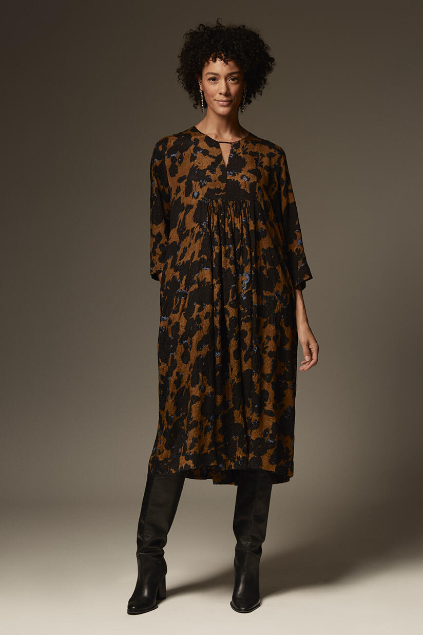 Kleid aus Viskose mit Falten und Eingrifftaschen - Breen, vergoldete, skulpturale Ohrringe - Gold