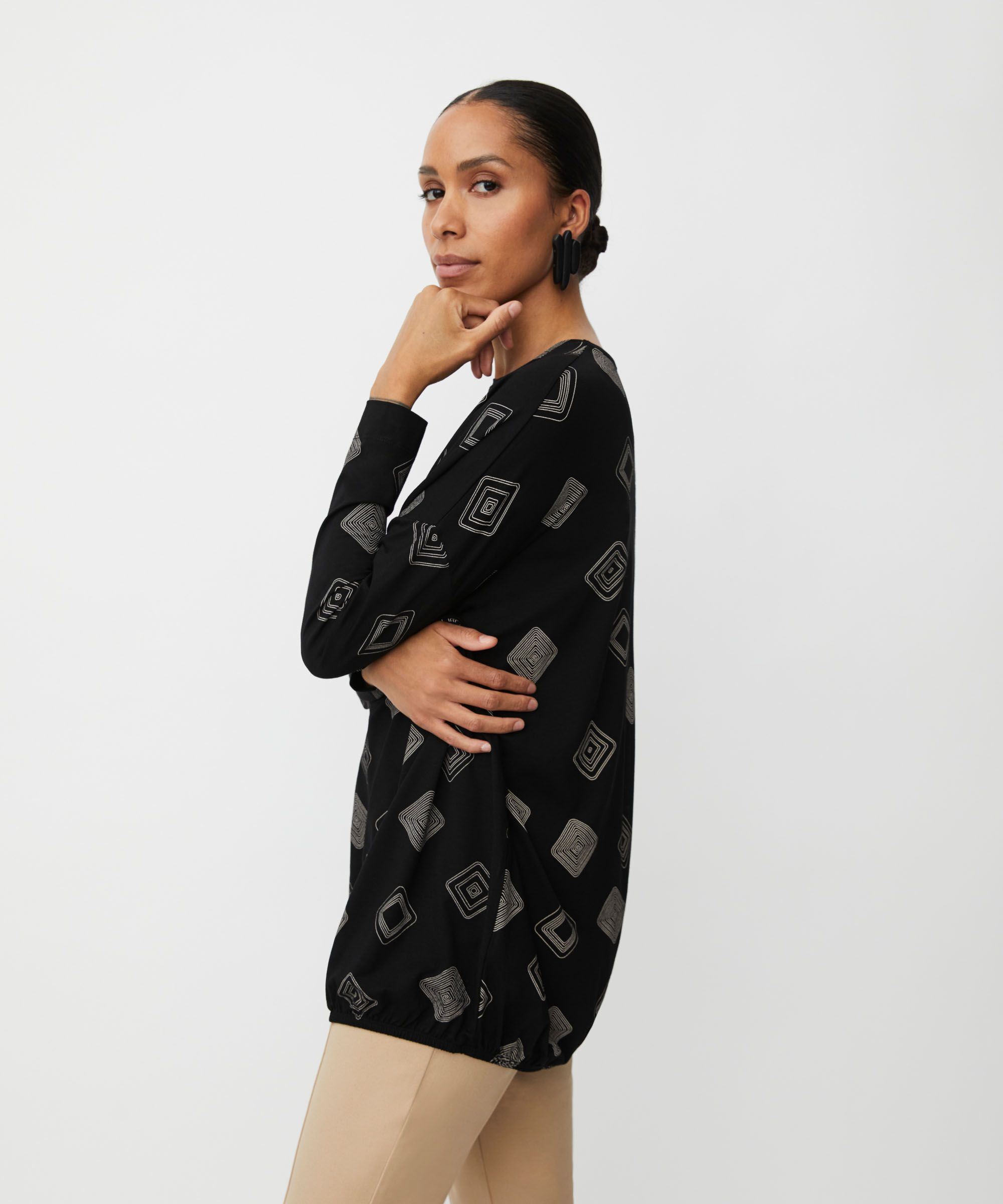 bedrucktes Shirt mit elastischem Saum, Black