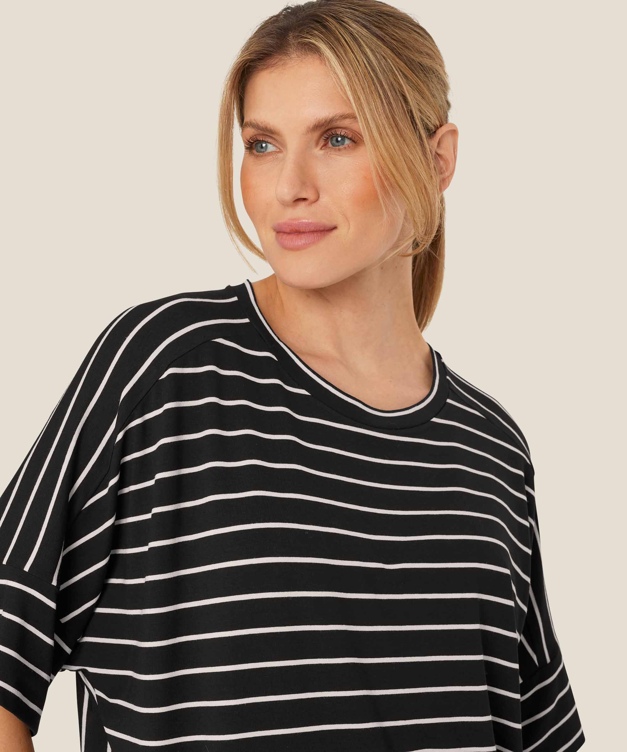 Gestreiftes T-Shirt mit Rundhalsausschnitt, Black