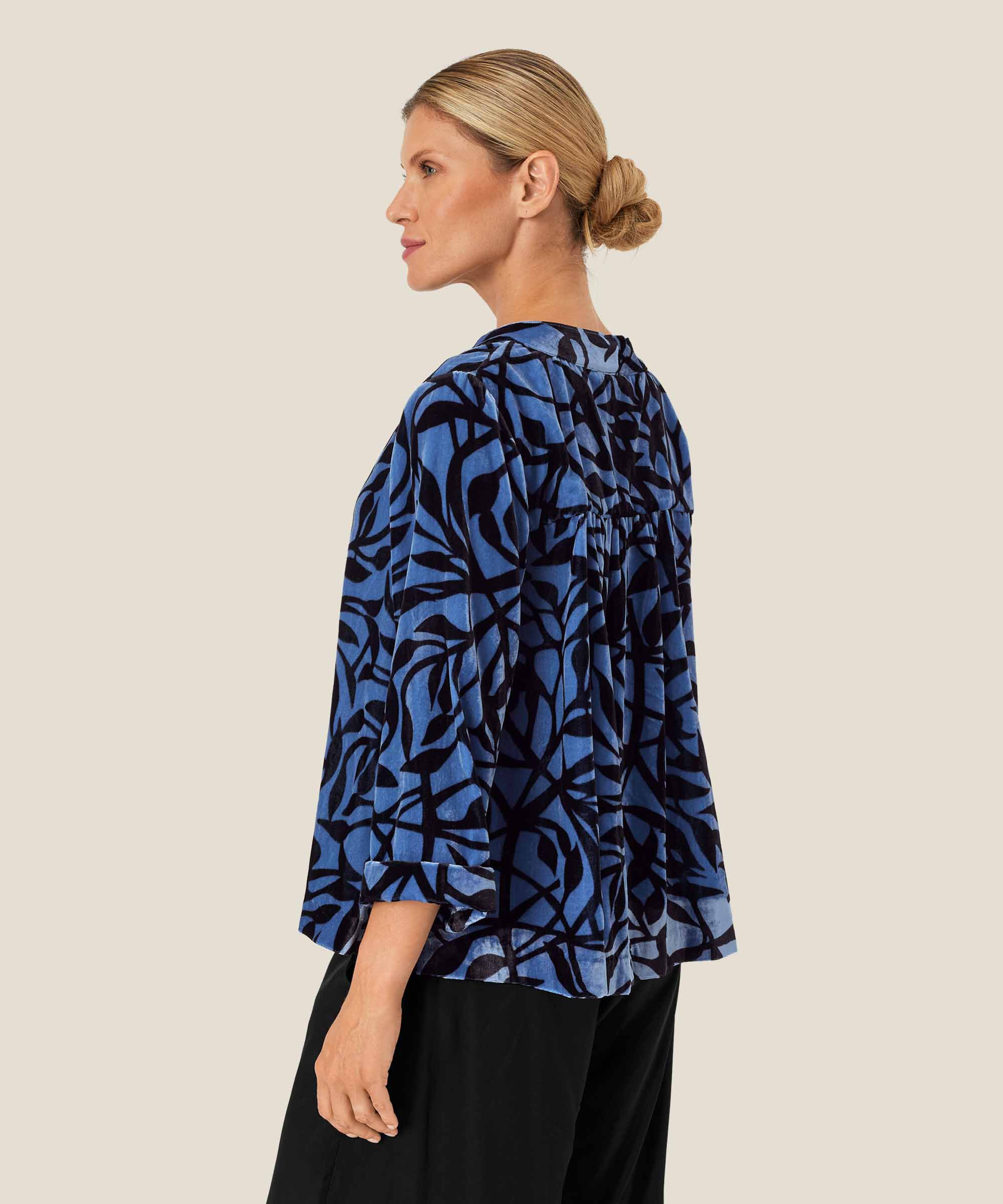 Veloursbluse mit V-Ausschnitt und Falten hinten, Federal Blue