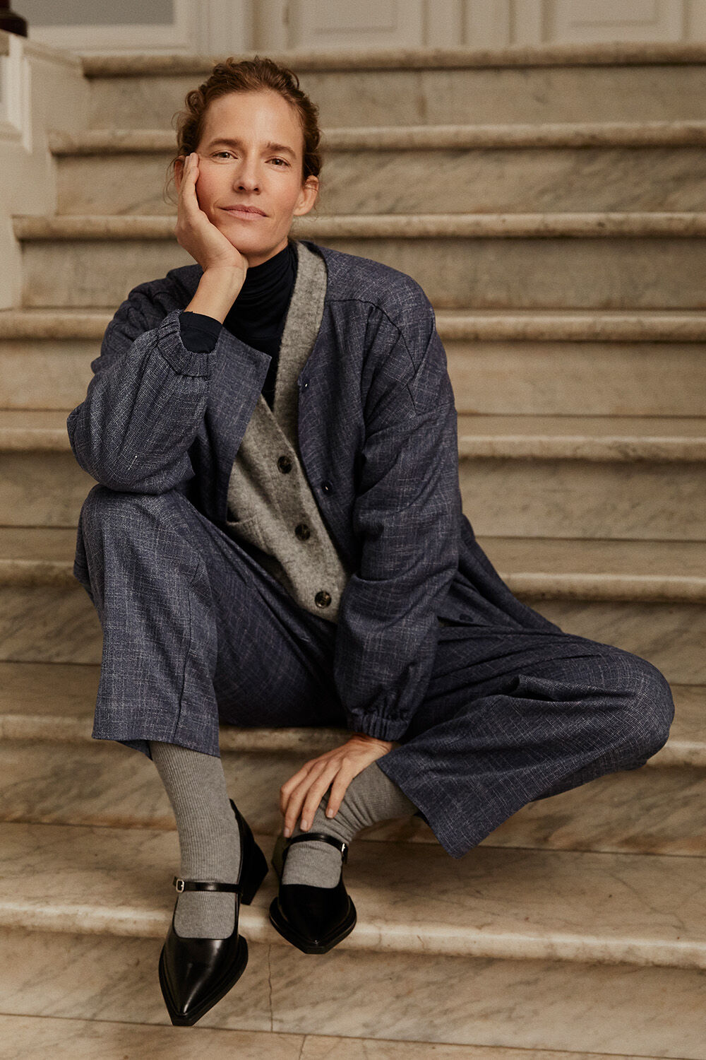 Rundhalsjacke mit verstecktem Knopfverschluss - Navy Blazer, Rollkragenbluse Aus Weichem Jersey - Black, Hose mit Eingrifftaschen und B&uuml;gelfalten vorne - Navy Blazer, Strickjacke aus Baumwollmischung - Navy Blazer