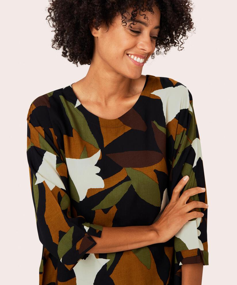 Becca Bluse, Monk's Robe