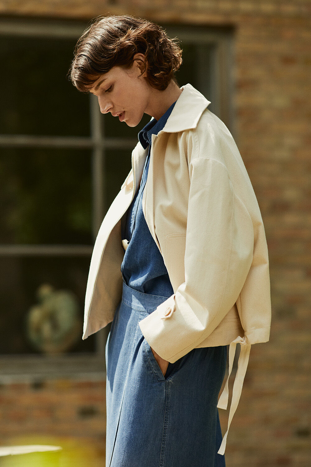 Jeansjacke im Biker-Stil - Oyster White, Leichtes Jeanshemd Aus Lyocell - Washed denim, Jeansrock mit elastischem Bund - Washed denim, Lederkordel mit skulpturalen Perlen - Tobacco Brown